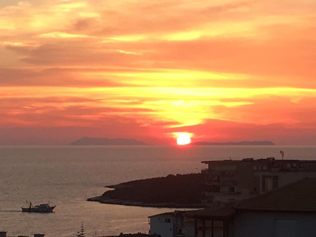Luxury Holiday In Royal Apartment For King And Queen Saranda Kültér fotó